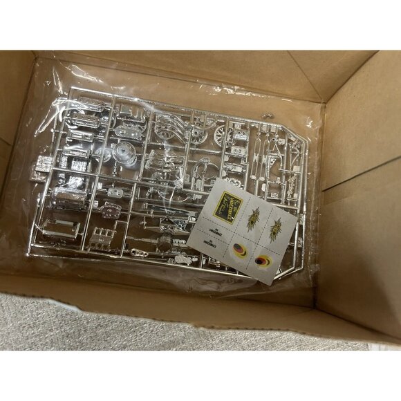 Carl Casper's Undertaker Dragster by Polar Lights  #5014 Model Kit - Picture 4 of 9